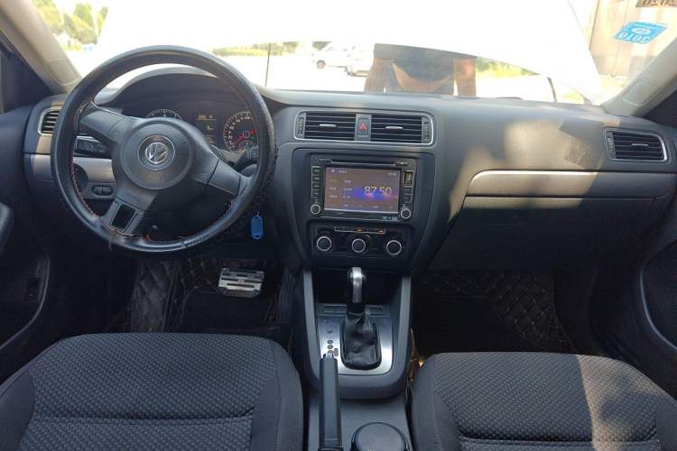 Used Volkswagen Sagitar 2012 1.4TSI Automatic Fashion Edition Center Console