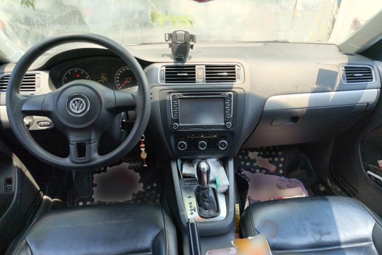 Used Volkswagen Sagitar 2012 1.6L Automatic Comfort Edition Center Console