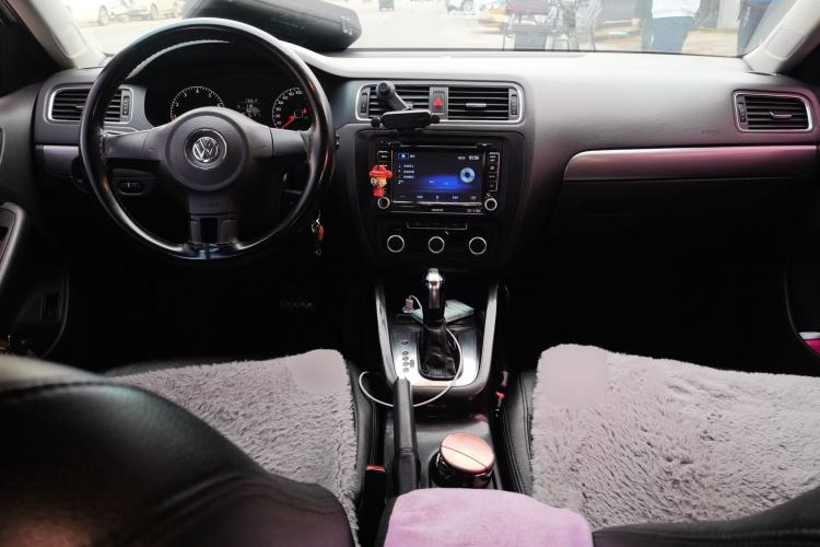 Used Volkswagen Sagitar 2012 1.6L Automatic Fashion Edition Center Console