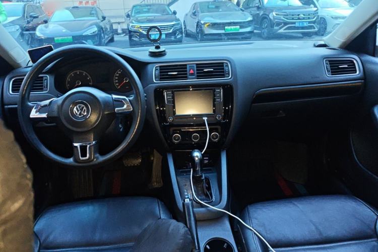 Used Volkswagen Sagitar 2012 1.6L Automatic Fashion Edition Center Console