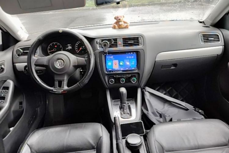 Used Volkswagen Sagitar 2012 1.6L Automatic Comfort Edition Center Console