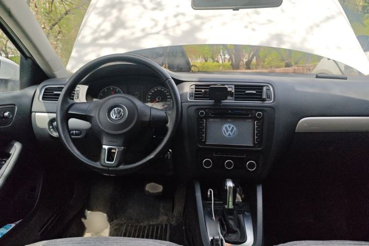 Used Volkswagen Sagitar 2012 1.6L Automatic Comfort Edition Center Console