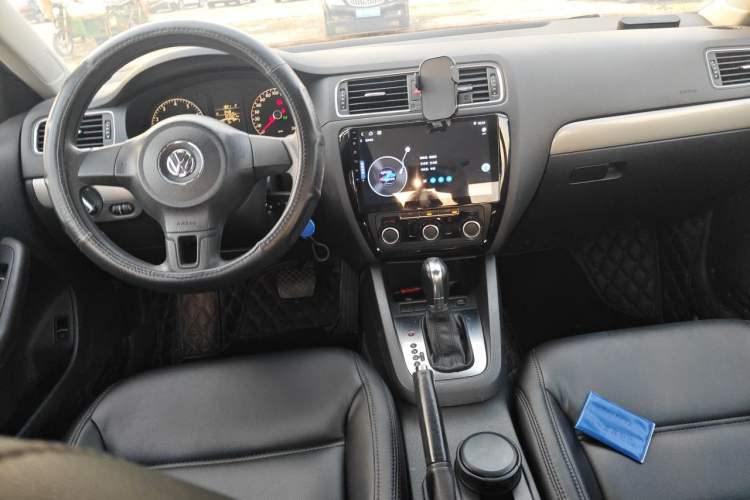 Used Volkswagen Sagitar 2012 1.6L Automatic Comfort Edition Center Console
