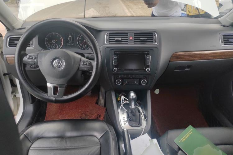 Used Volkswagen Sagitar 2012 1.4TSI Automatic Luxury Edition Center Console