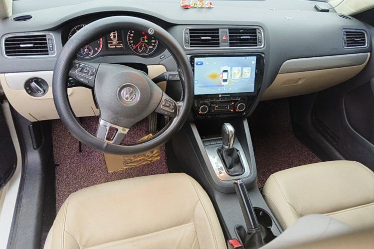 Used Volkswagen Sagitar 2012 1.4TSI Automatic Luxury Edition Center Console