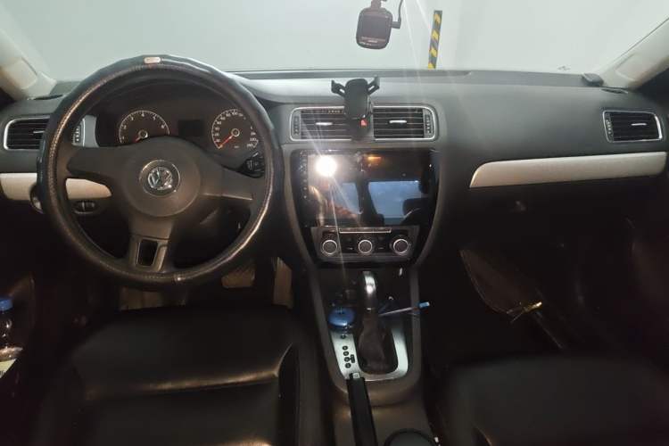 Used Volkswagen Sagitar 2012 1.6L Automatic Comfort Edition Center Console
