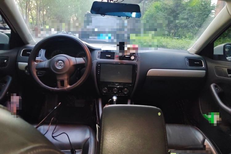 Used Volkswagen Sagitar 2012 1.6L Automatic Comfort Edition Center Console
