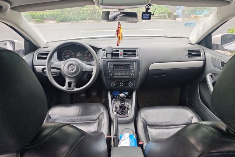 Used Volkswagen Sagitar 2012 1.6L Manual Comfort Model Center Console