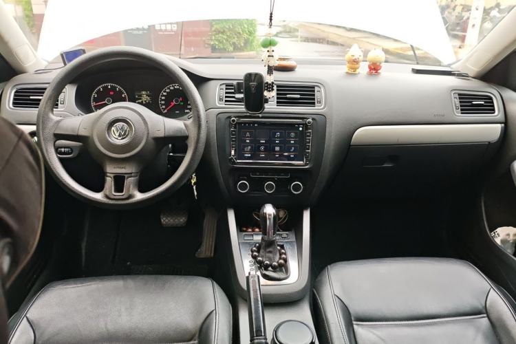 Used Volkswagen Sagitar 2012 1.6L Automatic Comfort Edition Center Console