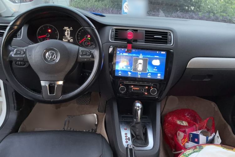 Used Volkswagen Sagitar 2012 1.4TSI Automatic Luxury Edition Center Console
