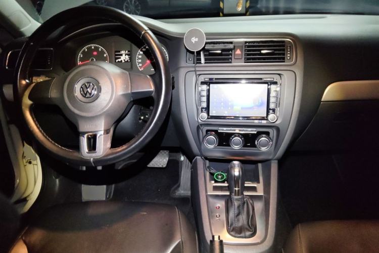 Used Volkswagen Sagitar 2012 1.6L Automatic Comfort Edition Center Console