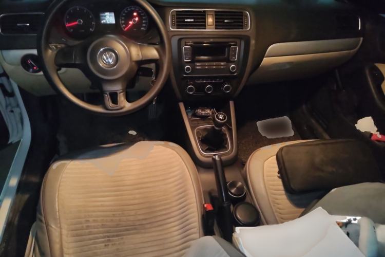 Used Volkswagen Sagitar 2012 1.6L Manual Comfort Model Center Console
