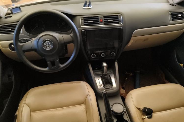 Used Volkswagen Sagitar 2012 1.6L Automatic Comfort Edition Center Console