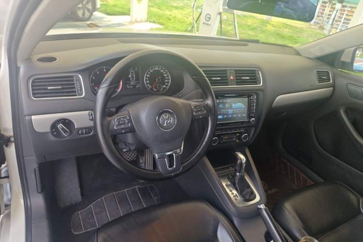 Used Volkswagen Sagitar 2012 1.4TSI Automatic Luxury Edition Center Console