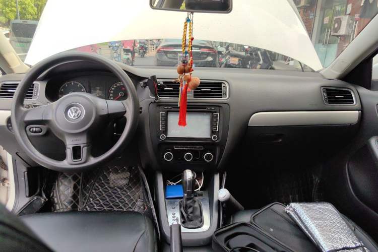 Used Volkswagen Sagitar 2012 1.6L Automatic Comfort Edition Center Console