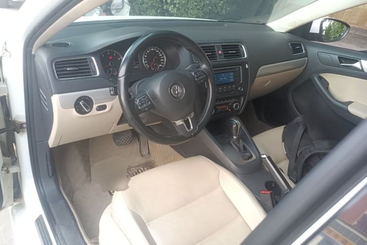 Used Volkswagen Sagitar 2012 1.4TSI Automatic Luxury Edition Center Console