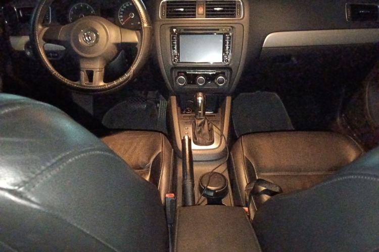 Used Volkswagen Sagitar 2012 1.6L Automatic Comfort Edition Center Console