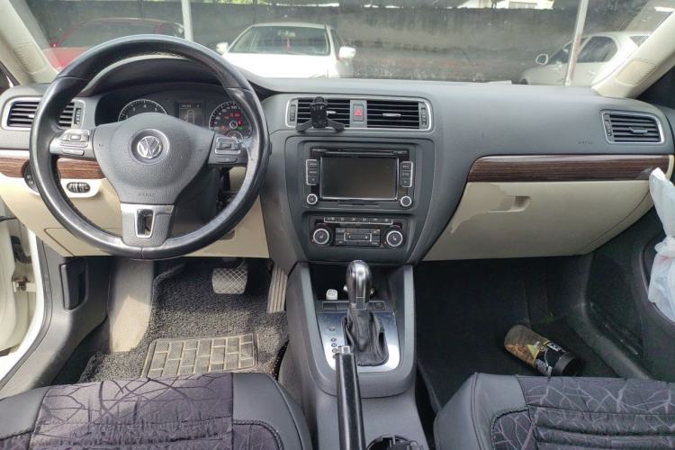 Used Volkswagen Sagitar 2012 1.8TSI Automatic Flagship Edition Center Console