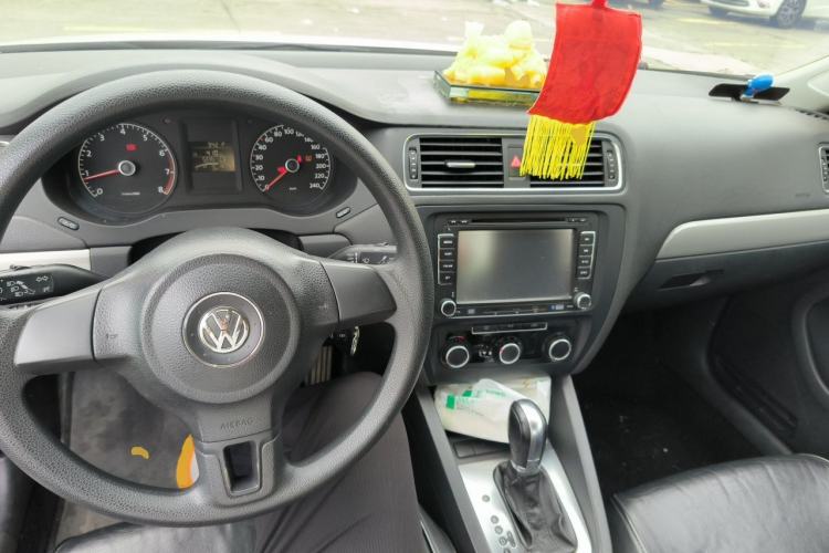 Used Volkswagen Sagitar 2012 1.6L Automatic Comfort Edition Center Console