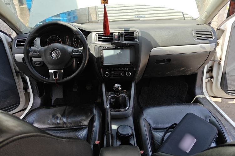 Used Volkswagen Sagitar 2012 1.4TSI Manual Luxury Model Center Console