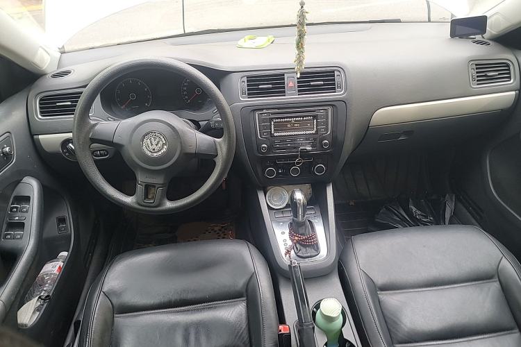 Used Volkswagen Sagitar 2012 1.6L Automatic Comfort Edition Center Console
