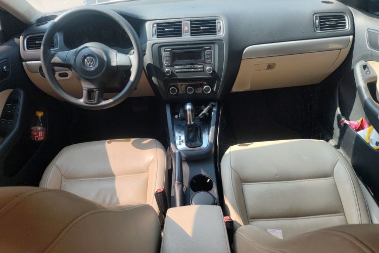 Used Volkswagen Sagitar 2012 1.6L Automatic Comfort Edition Center Console