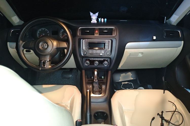 Used Volkswagen Sagitar 2012 1.6L Automatic Comfort Edition Center Console