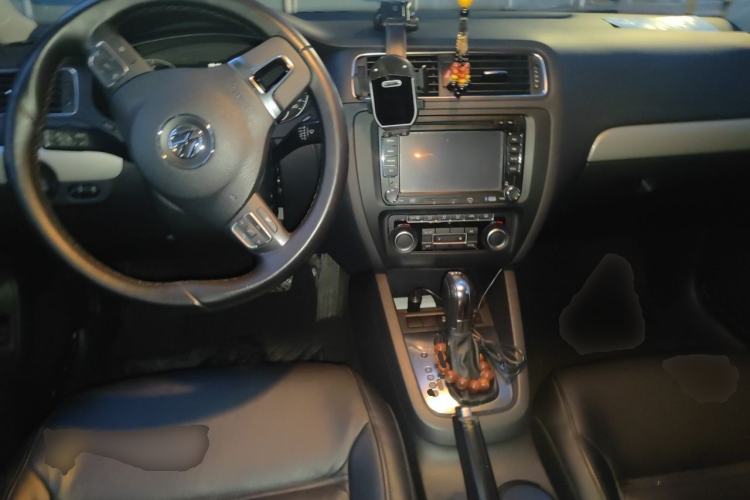 Used Volkswagen Sagitar 2012 1.4TSI Automatic Luxury Edition Center Console
