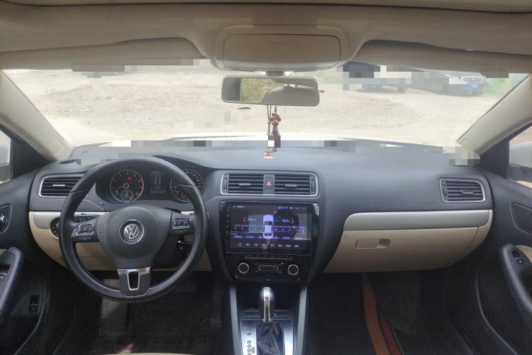 Used Volkswagen Sagitar 2012 1.4TSI Automatic Luxury Edition Center Console