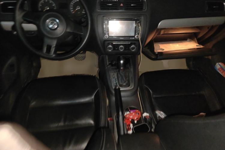 Used Volkswagen Sagitar 2012 1.6L Automatic Comfort Edition Center Console