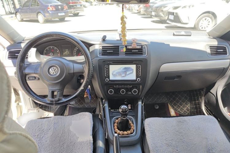Used Volkswagen Sagitar 2012 1.6L Manual Comfort Model Center Console