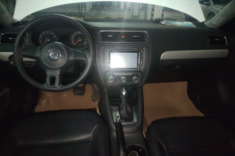 Used Volkswagen Sagitar 2012 1.6L Automatic Comfort Edition Center Console