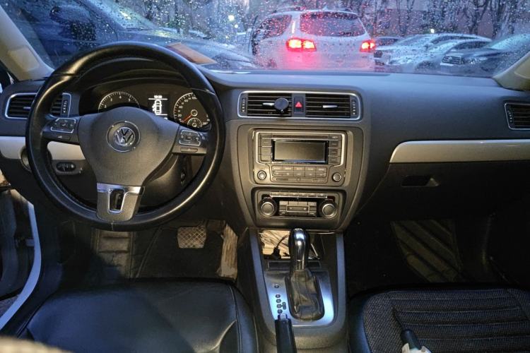 Used Volkswagen Sagitar 2012 1.4TSI Automatic Luxury Edition Center Console