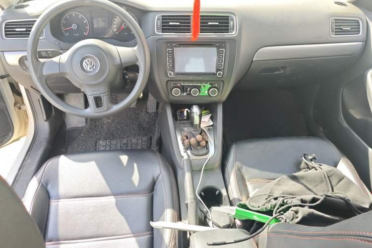 Used Volkswagen Sagitar 2012 1.6L Automatic Fashion Edition Center Console