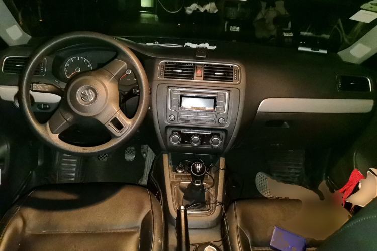 Used Volkswagen Sagitar 2012 1.6L Manual Comfort Model Center Console