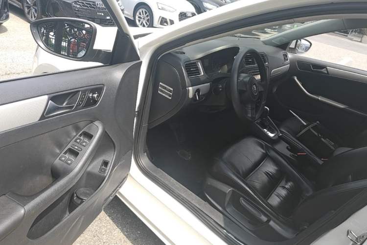 Used Volkswagen Sagitar 2012 1.6L Automatic Comfort Edition Driver Seat