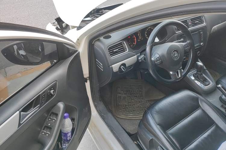 Used Volkswagen Sagitar 2012 1.4TSI Automatic Luxury Edition Driver Seat