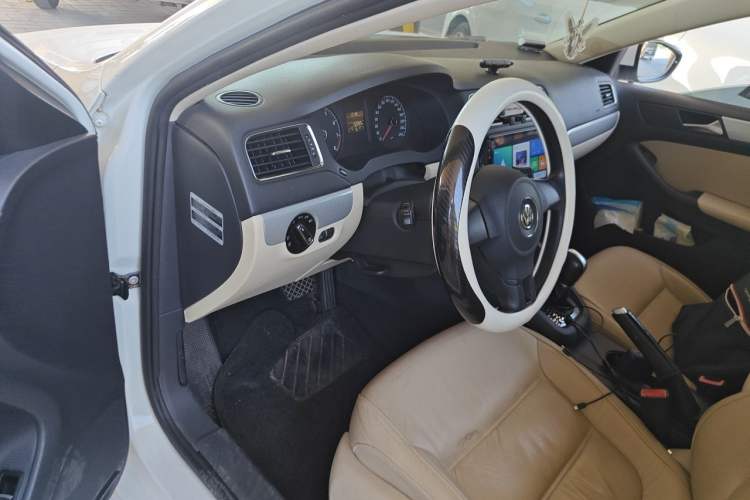 Used Volkswagen Sagitar 2012 1.6L Automatic Comfort Edition Driver Seat