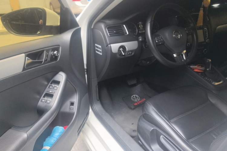 Used Volkswagen Sagitar 2012 1.4TSI Automatic Luxury Edition Driver Seat