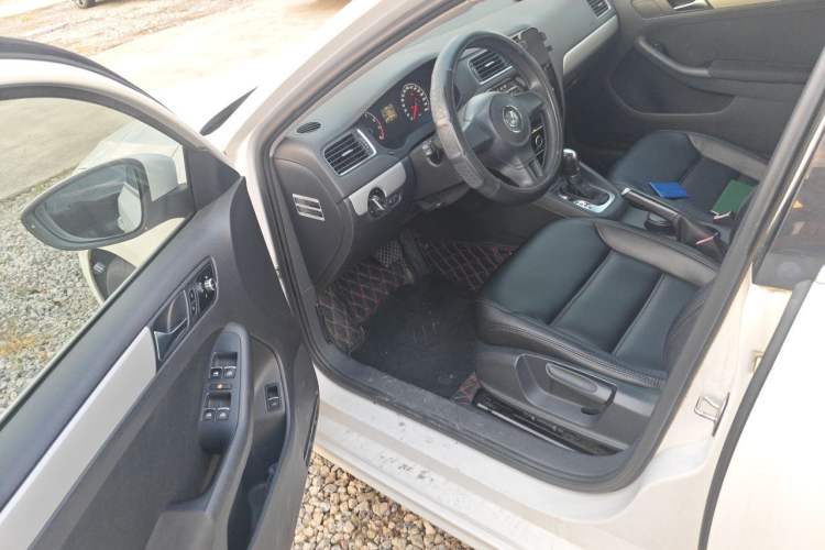 Used Volkswagen Sagitar 2012 1.6L Automatic Comfort Edition Driver Seat