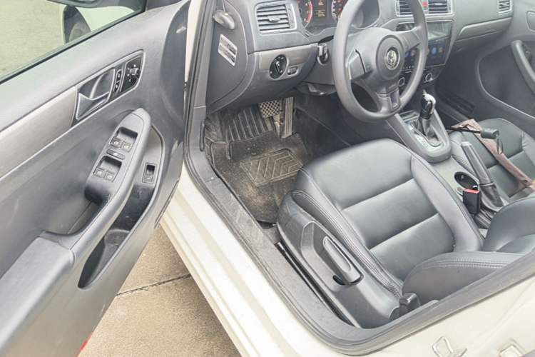 Used Volkswagen Sagitar 2012 1.4TSI Automatic Fashion Edition Driver Seat