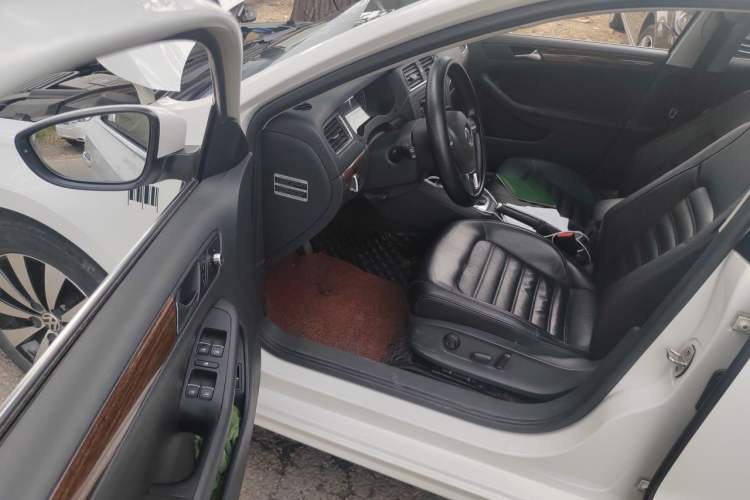 Used Volkswagen Sagitar 2012 1.4TSI Automatic Luxury Edition Driver Seat