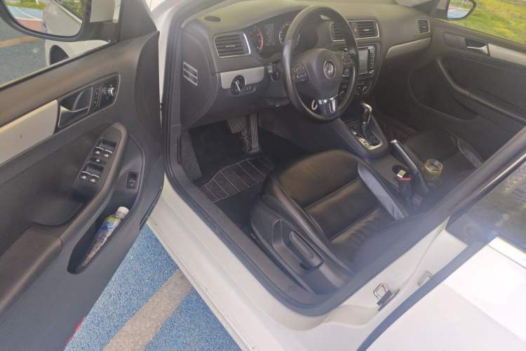 Used Volkswagen Sagitar 2012 1.4TSI Automatic Luxury Edition Driver Seat