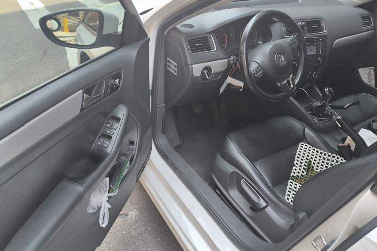 Used Volkswagen Sagitar 2012 1.4TSI Manual Luxury Model Driver Seat