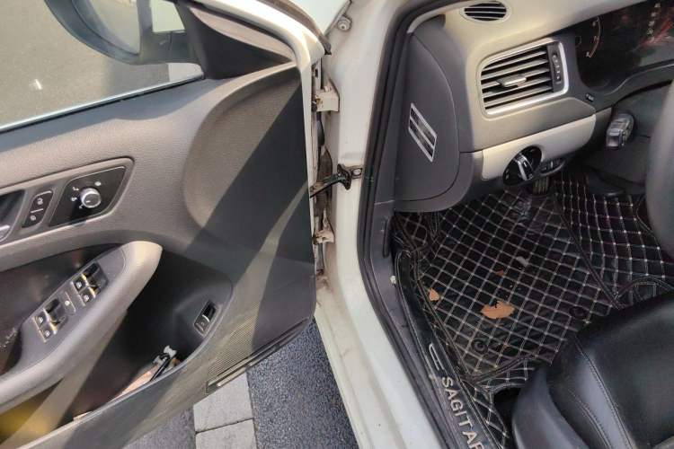 Used Volkswagen Sagitar 2012 1.6L Automatic Comfort Edition Driver Seat