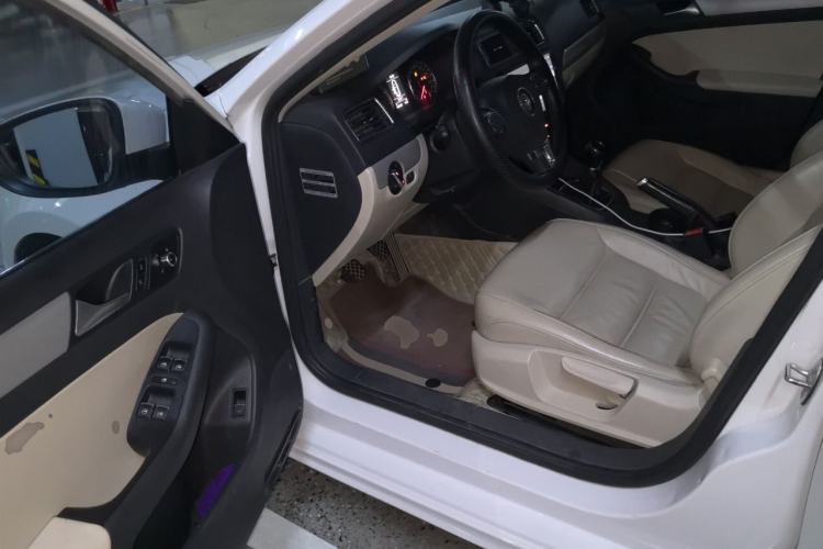 Used Volkswagen Sagitar 2012 1.4TSI Manual Luxury Model Driver Seat