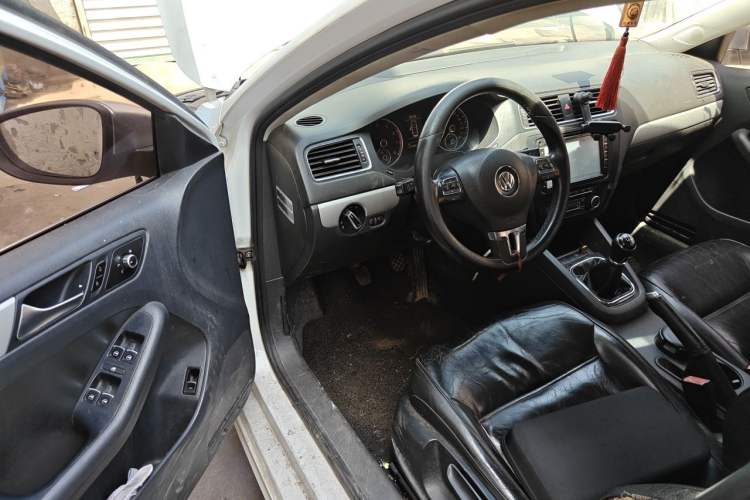Used Volkswagen Sagitar 2012 1.4TSI Manual Luxury Model Driver Seat