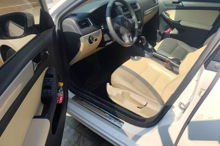 Used Volkswagen Sagitar 2012 1.6L Automatic Comfort Edition Driver Seat