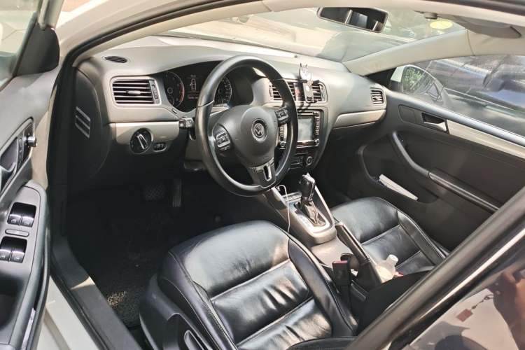 Used Volkswagen Sagitar 2012 1.4TSI Automatic Luxury Edition Driver Seat