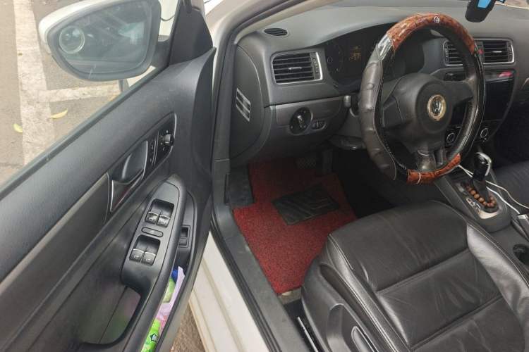 Used Volkswagen Sagitar 2012 1.6L Automatic Fashion Edition Driver Seat